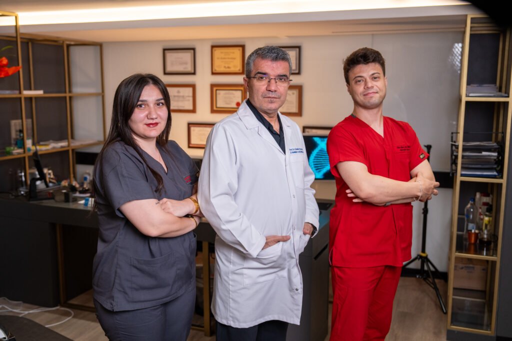 Egepol Hastanesi'nde Prof. Dr. H. İbrahim Petekkaya ve klinik ekibi