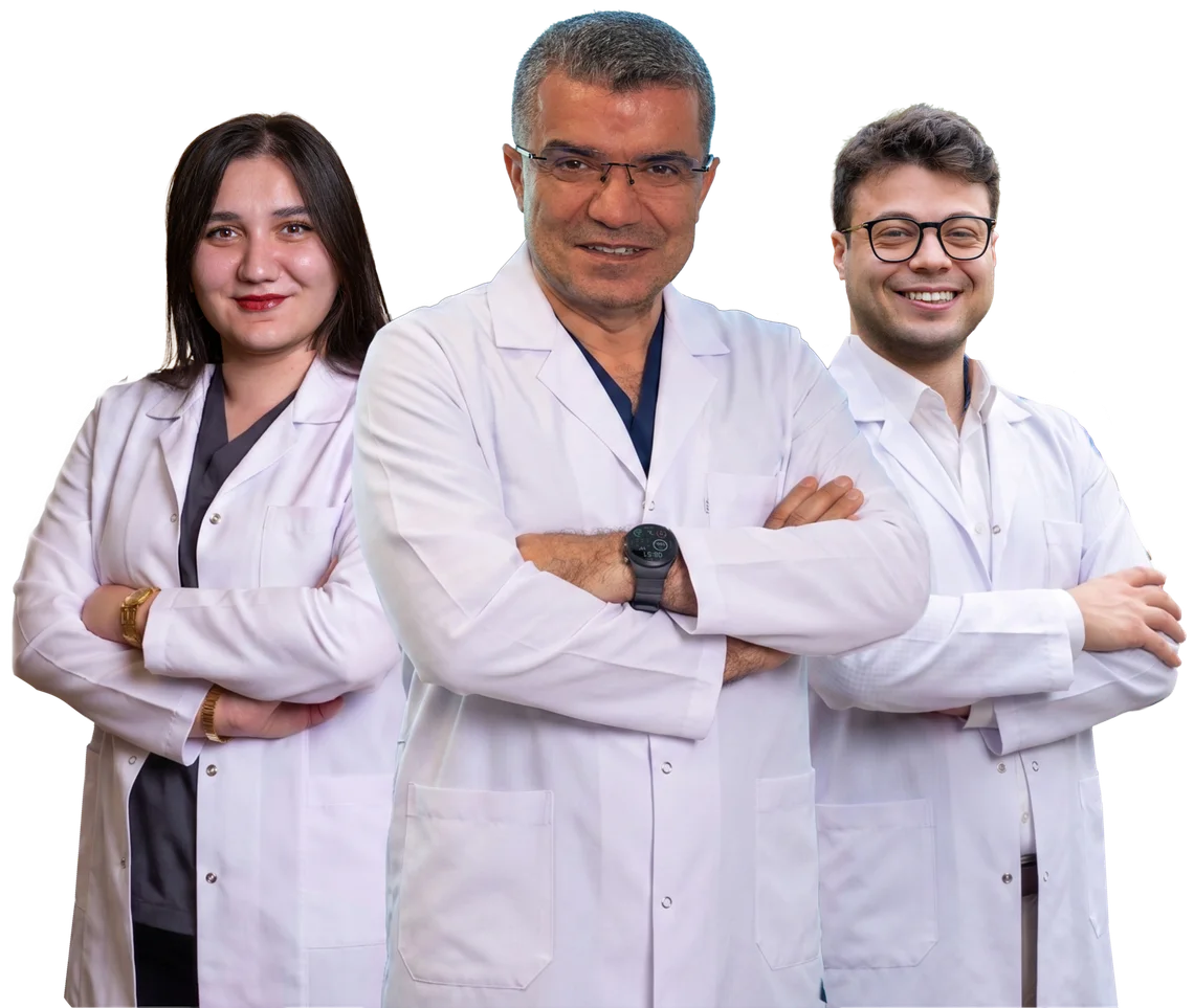 Prof. Dr. H. İbrahim Petekkaya ve klinik moleküler onkoloji ekibi, beyaz önlükle, kameraya bakıyor