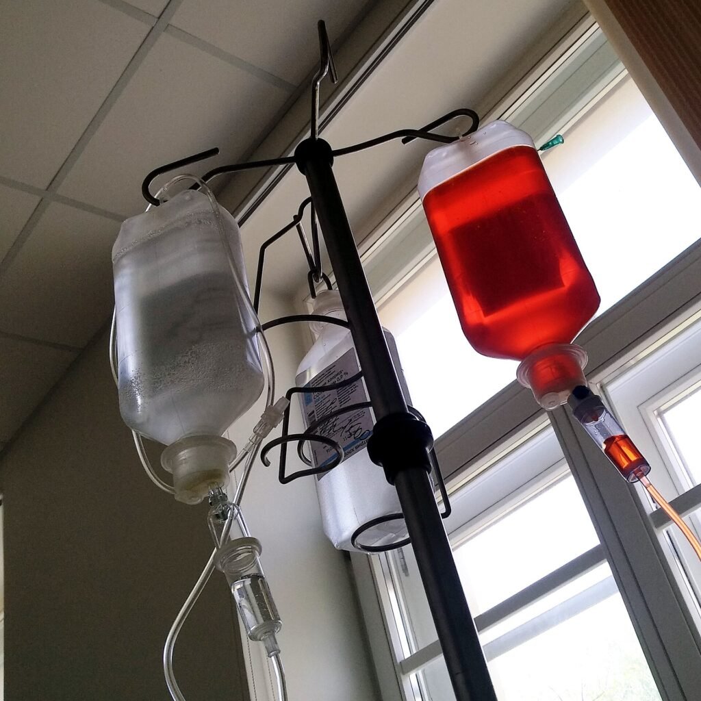Bir kemoterapi rejiminin bileşenlerini içeren damar yolu infüzyon şişeleri