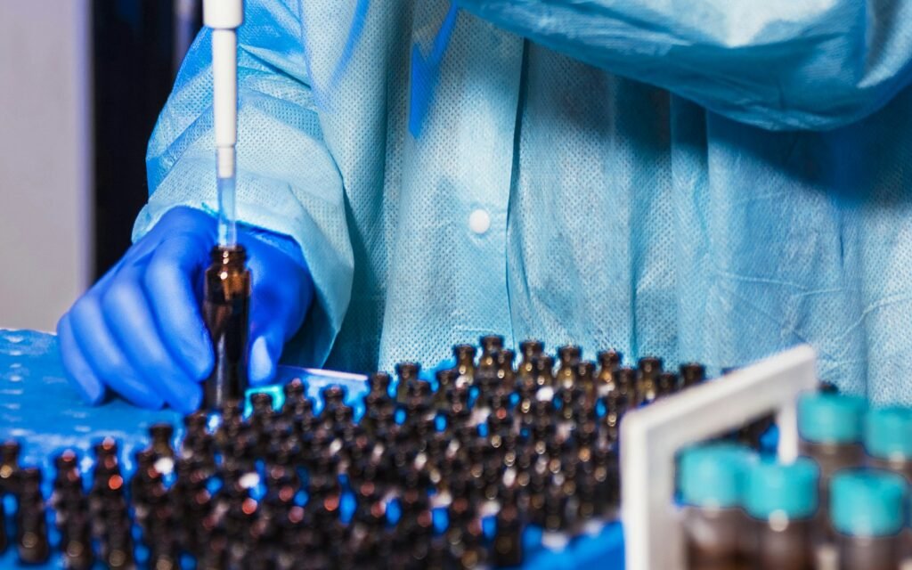 Laboratuvarda pipetle örnek hazırlığı